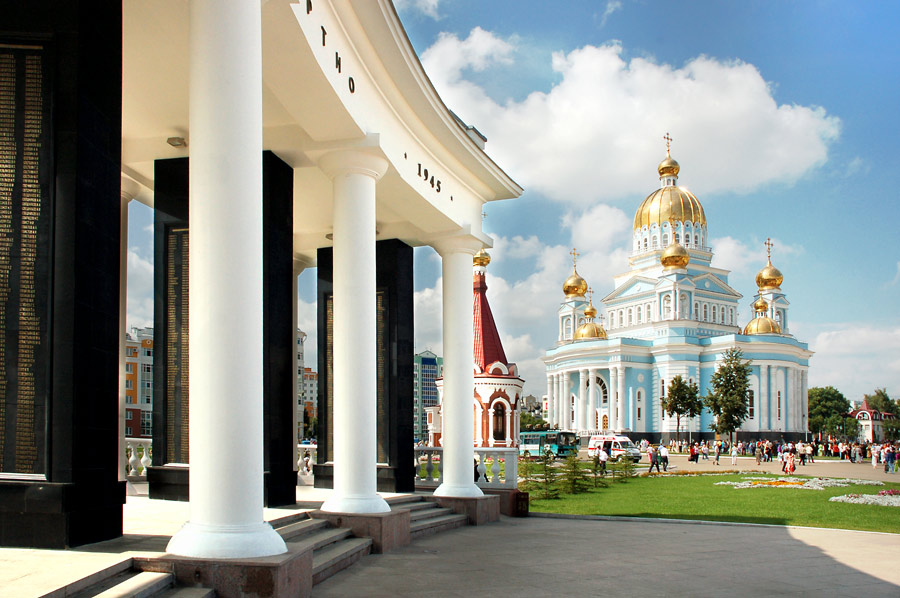 Фото саранска. Болдино Саранск. Саранск Соборная площадь осень. Саранск большое Болдино. Саранск вид с парка на храм Ушакова.